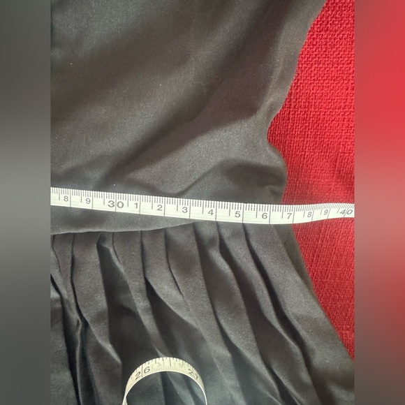 Elegant Black and White One-Shoulder Dress - Picture 13 of 13